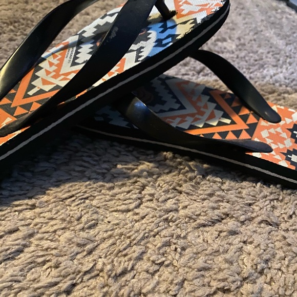 MLB Baltimore Oriole’s Flip flops size 5/6 - Picture 2 of 3